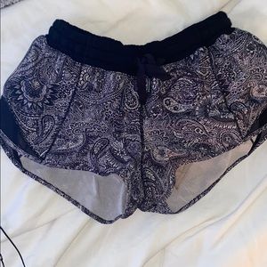 LULULEMON size 6 HOTTY TOTTY 2.5 SHORTS!!